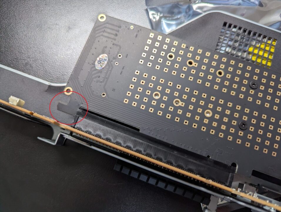 PCIe x16ロック付きM.2変換カードの干渉部分